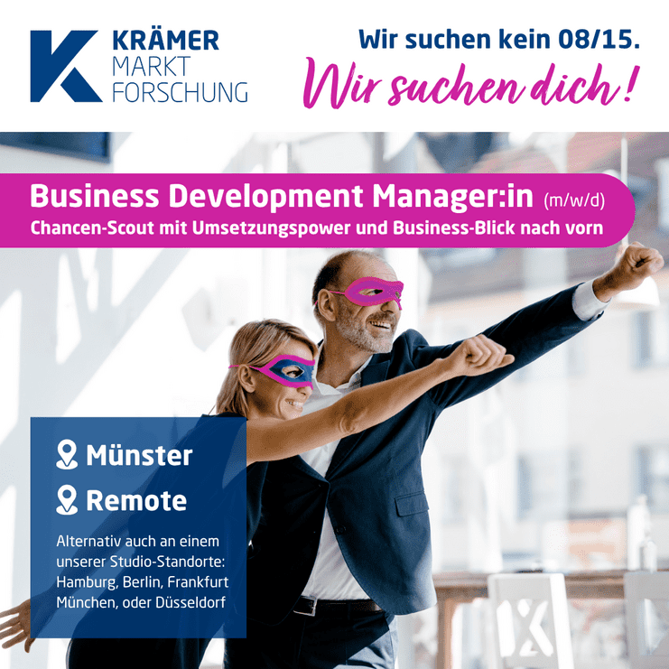 Zwei Personen in Anzügen und Masken posieren dynamisch, um eine Stellenanzeige für Business Development zu bewerben.